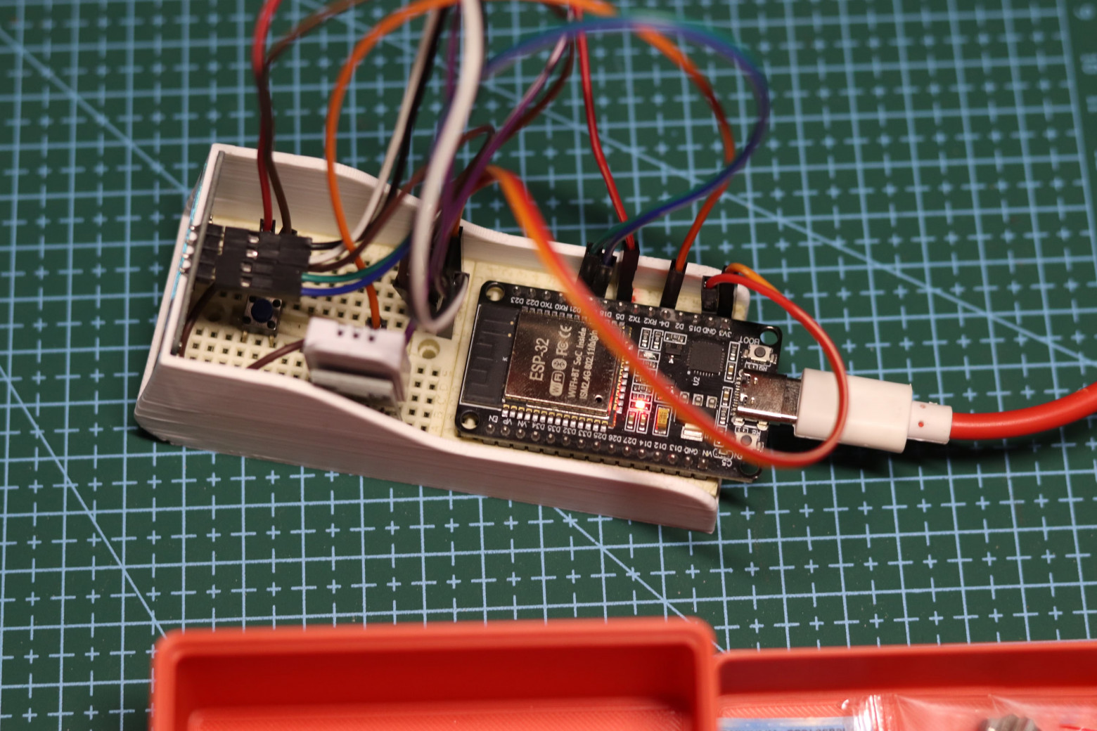 Плата ESP32 в корпусе, напечатанном на 3D-принтере